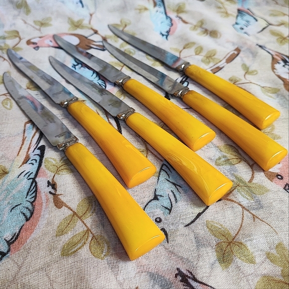 Washington Forge Stainless Steel 6 Steak Knives Sheffield Butterscotch Bakelite - Picture 2 of 10